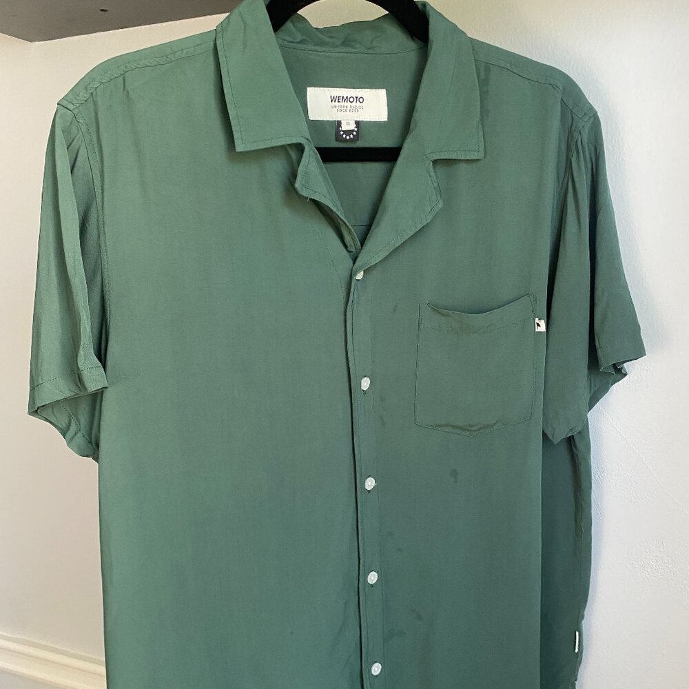 WEMOTO SHORT SLEEVE BUTTON UP SHIRT SIZE S